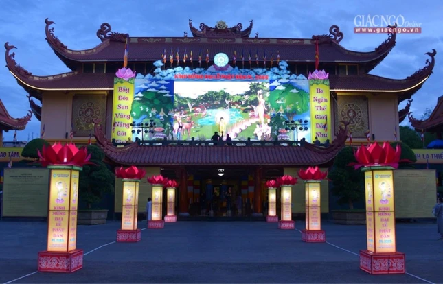 Lễ đài chính của Phật giáo TP.HCM thiết trí tại Việt Nam Quốc tự (quận 10) trong Đại lễ Phật đản PL.2566