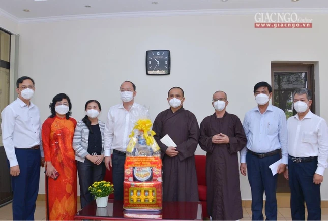 Tặng quà chúc mừng Đại lễ Phật đản PL.2566