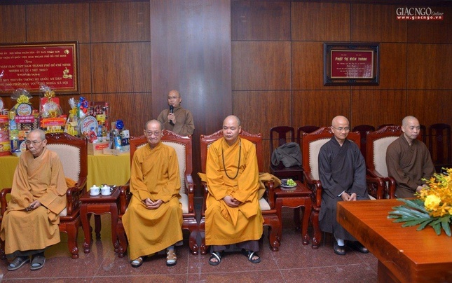 Chư tôn đức đại diện BTS Phật giáo TP.HCM đón tiếp phái đoàn