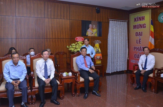 Đại diện chính quyền thành phố tháp tùng