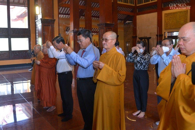 Ông Phan Văn Mãi cùng phái đoàn lãnh đạo Thành phố dâng hương tại chánh điện Việt Nam Quốc Tự (quận 10)