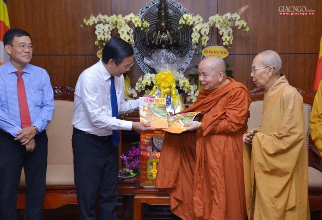 Hòa thượng Thích Thiện Tâm tặng báo Giác Ngộ số đặc biệt Phật đản PL.2566 đến Chủ tịch UBND TP.HCM và các thành viên phái đoàn Hòa thượng Thích Thiện Tâm tặng báo Giác Ngộ số đặc biệt Phật đản PL.2566 đến Chủ tịch UBND TP.HCM và các thành viên phái đoàn