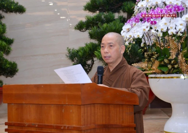 Thượng tọa Thích Quang Thạnh, Phó Thư ký kiêm Chánh Văn phòng Ban Trị sự báo cáo các nội dung liên quan tới Đại lễ Phật đản
