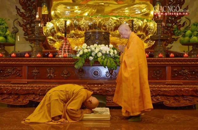 Nhị vị Trưởng lão Tỳ-kheo: Hòa thượng Thích Trí Quảng và Hòa thượng Thích Như Niệm cử hành nghi tức tác pháp an cư hàng Thượng tọa tại chánh điện Việt Nam Quốc Tự - Ảnh: Bảo Toàn