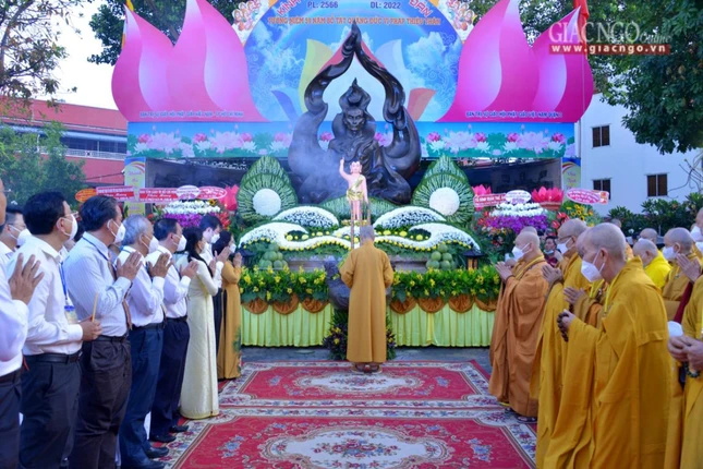 Dâng hương tưởng niệm Bồ-tát Thích Quảng Đức