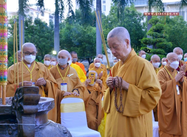 Tưởng niệm công hạnh vị Bồ-tát vị pháp thiêu thân