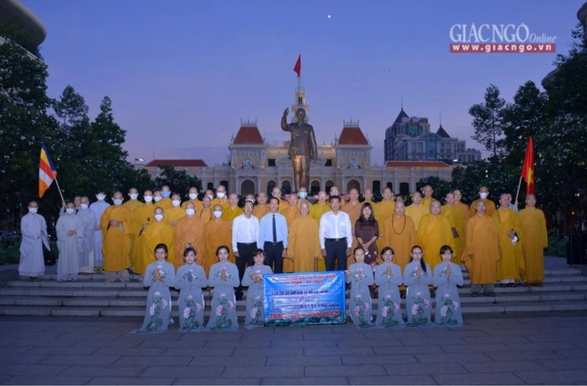 Trưởng lão Hòa thượng Quyền Pháp chủ và đoàn chụp ảnh lưu niệm