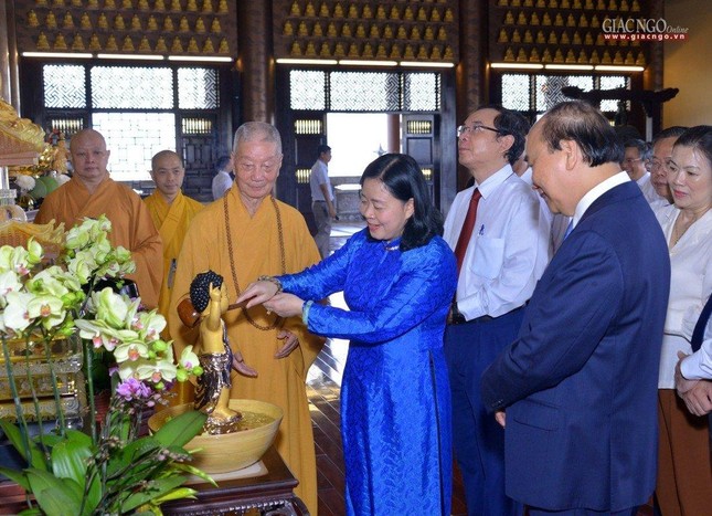 Bà Bùi Thị Minh Hoài, Bí thư Trung ương Đảng, Trưởng ban Dân vận Trung ương thực hiện nghi thức Tắm Phật Bà Bùi Thị Minh Hoài, Bí thư Trung ương Đảng, Trưởng ban Dân vận Trung ương thực hiện nghi thức Tắm Phật