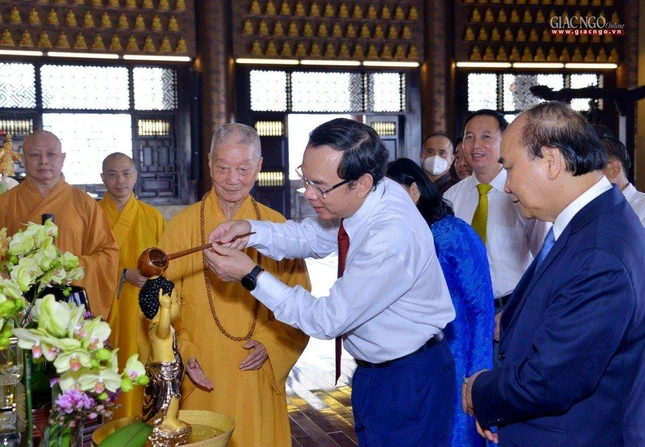 Bí thư Thành ủy TP.HCM cử hành nghi thức Tắm Phật Bí thư Thành ủy TP.HCM cử hành nghi thức Tắm Phật