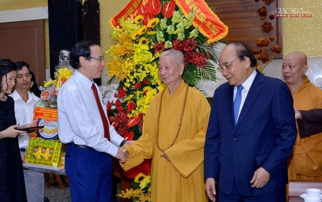 Trưởng lão Quyền Pháp chủ với ông Nguyễn Văn Nên, Ủy viên Bộ Chính trị, Bí thư Thành ủy TP.HCM Trưởng lão Quyền Pháp chủ với ông Nguyễn Văn Nên, Ủy viên Bộ Chính trị, Bí thư Thành ủy TP.HCM