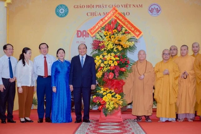 Chủ tịch nước tặng hoa chúc mừng Hòa thượng Chủ tịch Hội đồng Trị sự- Ảnh: Đăng Huy Chủ tịch nước tặng hoa chúc mừng Hòa thượng Chủ tịch Hội đồng Trị sự- Ảnh: Đăng Huy