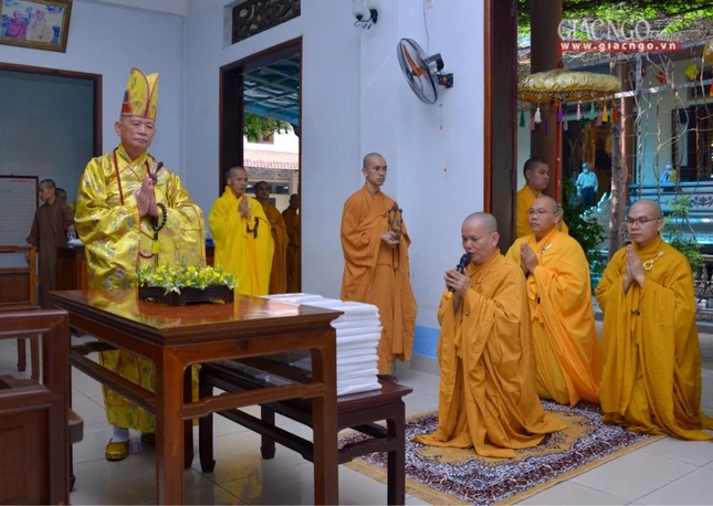 Cung thỉnh Hòa thượng sám chủ cùng chư tôn đức quang lâm chánh điện Cung thỉnh Hòa thượng sám chủ cùng chư tôn đức quang lâm chánh điện