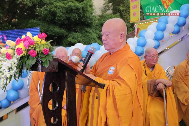 Hòa thượng Thích Thiện Minh tuyên đọc Diễn văn Phật đản của Hòa thượng Chủ tịch Hội đồng Trị sự