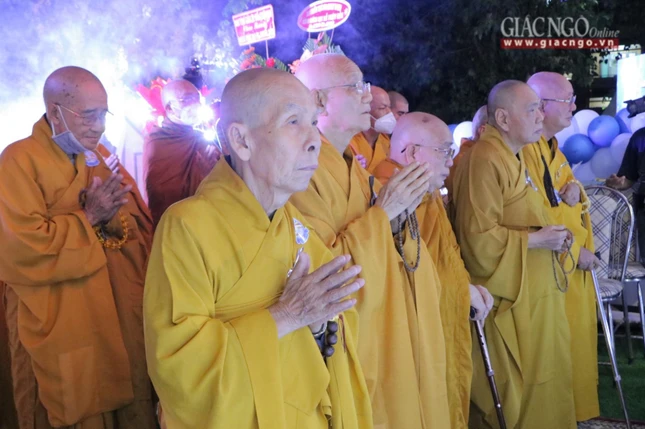 Chư tôn giáo phẩm tác lễ cúng dường Đức Phật đản sanh