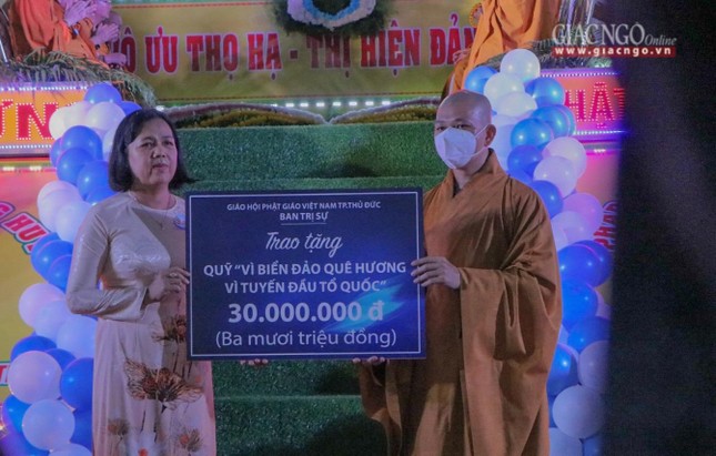 Bà Trịnh Thị Mỹ Huệ, Phó Chủ tịch Ủy ban MTTQVN TP.Thủ Đức tiếp nhận bảng tượng trưng kinh phí cho quỹ "Vì biển đảo quê hương, Vì tuyến đầu Tổ quốc" do Ban Trị sự Phật giáo TP.Thủ Đức trao tặng