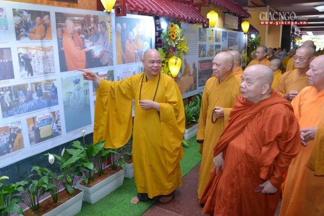 Chư tôn giáo phẩm tham quan gian trưng bày của các ban chuyên môn Chư tôn giáo phẩm tham quan gian trưng bày của các ban chuyên môn