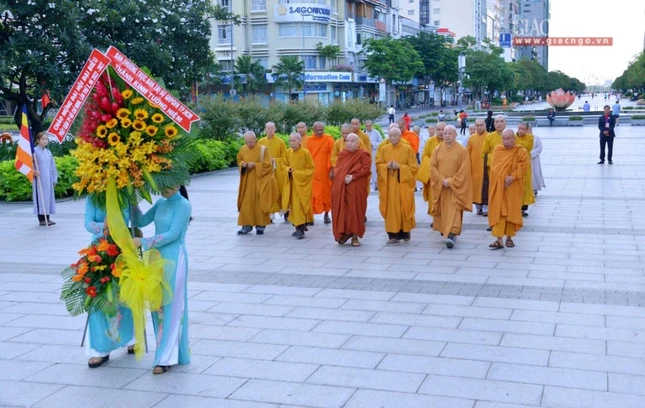 Dâng hoa tưởng niệm Chủ tịch Hồ Chí Minh, biểu tượng của khối đại đoàn kết toàn dân tộc
