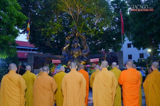 Chư tôn đức cùng lắng lòng tưởng niệm công đức sâu dày vị pháp thiêu thân của Bồ-tát Thích Quảng Đức