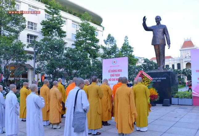 Phái đoàn Ban Trị sự Phật giáo TP.HCM dâng hoa tưởng niệm Chủ tịch Hồ Chí Minh