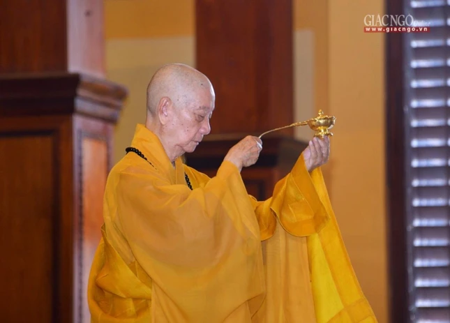 Trưởng lão Hòa thượng Quyền Pháp chủ tác lễ cúng dường Tam bảo Trưởng lão Hòa thượng Quyền Pháp chủ tác lễ cúng dường Tam bảo