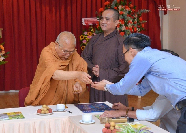 Hòa thượng Thích Giác Toàn trao quà lưu niệm đến các thành viên trong đoàn Hòa thượng Thích Giác Toàn trao quà lưu niệm đến các thành viên trong đoàn