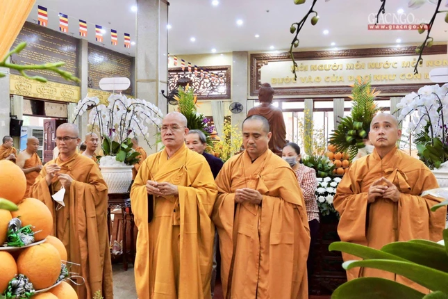 Dâng hương tưởng niệm Giác linh Trưởng lão Hòa thượng tân viên tịch