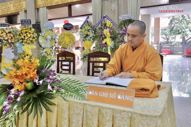 Thượng tọa Thích Tâm Hải, Phó Tổng biên tập Báo Giác Ngộ ghi sổ tang lưu niệm