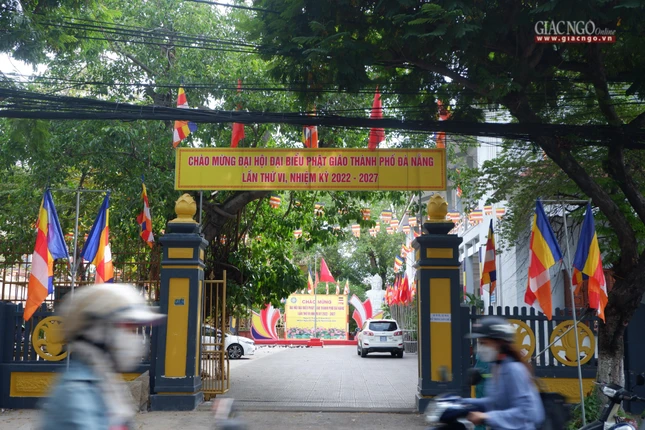 Đường vào chùa Pháp Lâm - Trụ sở Ban Trị sự GHPGVN TP.Đà Nẵng được trang hoàng cờ hoa rực rỡ Đường vào chùa Pháp Lâm - Trụ sở Ban Trị sự GHPGVN TP.Đà Nẵng được trang hoàng cờ hoa rực rỡ