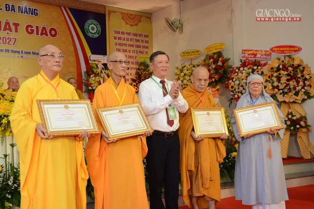 Đại diện UBND TP.Đà Nẵng trao tặng Bằng khen đến chư tôn đức Ban Trị sự
