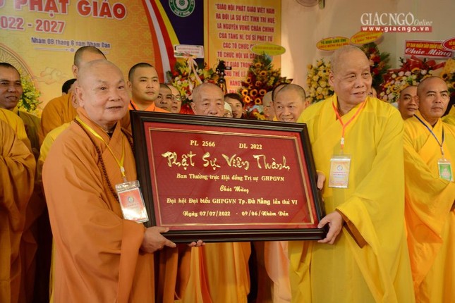 Hòa thượng Chủ tịch Hội đồng Trị sự trao tặng khánh vàng lưu niệm Hòa thượng Chủ tịch Hội đồng Trị sự trao tặng khánh vàng lưu niệm