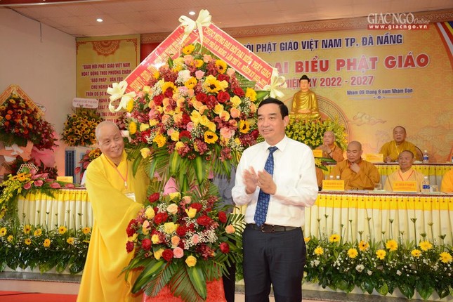 Ông Lê Trung Chinh, Phó Bí thư Thành ủy, Chủ tịch UBND TP.Đà Nẵng tặng hoa chúc mừng Ông Lê Trung Chinh, Phó Bí thư Thành ủy, Chủ tịch UBND TP.Đà Nẵng tặng hoa chúc mừng
