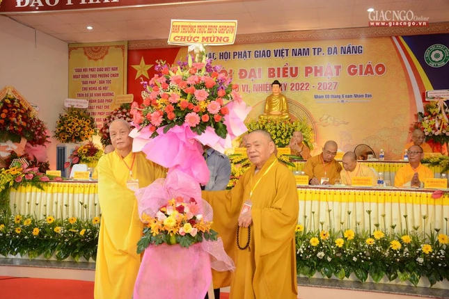 Hòa thượng Thích Thiện Pháp tặng lẵng hoa chúc mừng của Hội đồng Trị sự GHPGVN