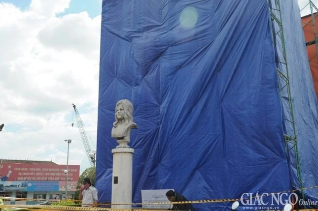 Năm 2014, khi công trình thi công tuyến metro số 1 bắt đầu được triển khai, nhiều ý kiến từ phía Tăng Ni, Phật tử thành phố đã thể hiện sự lo lắng trước việc di dường tượng đài Quách Thị Trang khỏi địa điểm lịch sử