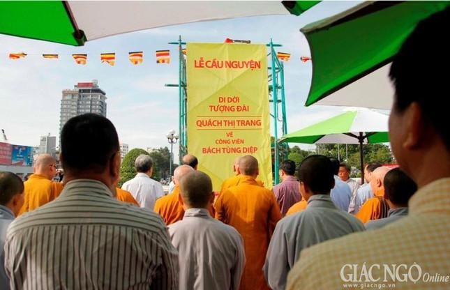 Sau nhiều cuộc họp, đối thoại giữa chính quyền và Giáo hội thành phố để đi đến thống nhất phương án, ngày 17-12-2014, lễ cầu nguyện di dời tượng đài Quách Thị Trang cầu nguyện về an vị tạm thời tại công viên Bách Tùng Diệp (quận 1) đã được thực hiện