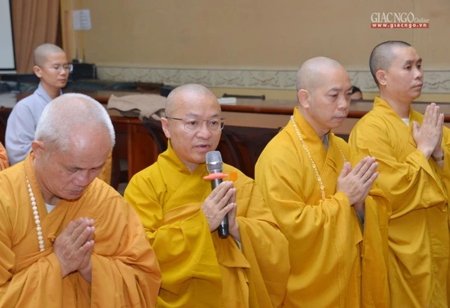 Thượng tọa Thích Nhật Từ đại diện chư tôn đức dâng lời khánh tuế Thượng tọa Thích Nhật Từ đại diện chư tôn đức dâng lời khánh tuế