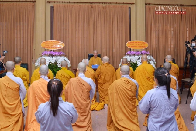 Lắng nghe đạo từ của đức Quyền Pháp chủ Lắng nghe đạo từ của đức Quyền Pháp chủ