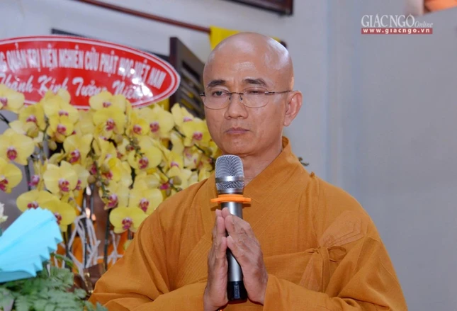 Thượng tọa Thích Thiện Quý, Ủy viên Hội đồng Trị sự, Phó Trưởng ban kiêm Chánh Thư ký Ban Trị sự GHPGVN TP.HCM, công bố quyết định bổ nhiệm trụ trì thiền viện Vạn Hạnh