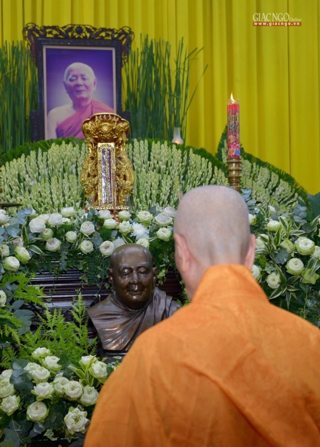 Đối trước Giác linh đài bậc cao tăng của Phật giáo Việt Nam thời hiện đại