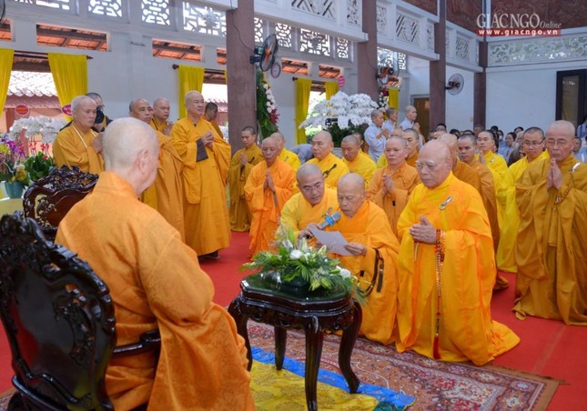 Hòa thượng Thích Chơn Tế đại diện môn phái Tường Vân dâng lời khánh tuế Đức Quyền Pháp chủ