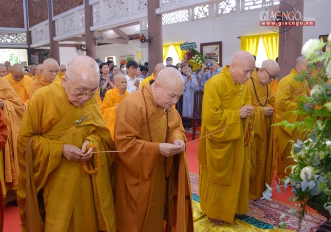 Chư tôn giáo phẩm niêm hương tưởng niệm