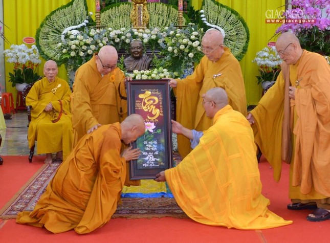 Chư tôn giáo phẩm Hội đồng Chứng minh tặng quà lưu niệm đến Thượng tọa tân trụ trì thiền viện Vạn Hạnh Chư tôn giáo phẩm Hội đồng Chứng minh tặng quà lưu niệm đến Thượng tọa tân trụ trì thiền viện Vạn Hạnh