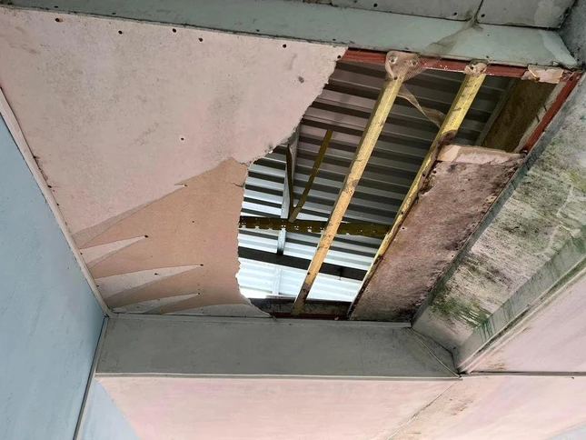 Phần trần bị hư hỏng do bão tại chùa Phú Xuân (huyện Quế Sơn)