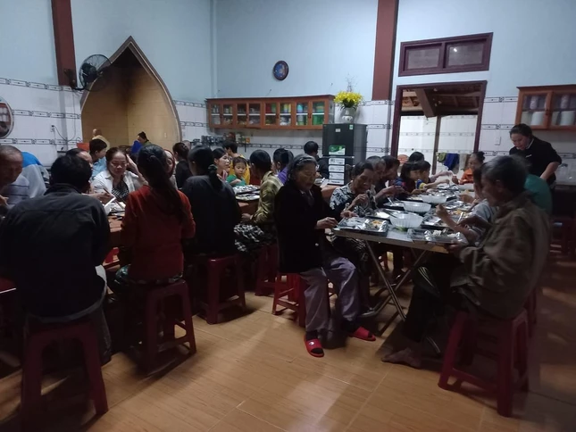 Người dân tránh bão tại chùa Phước Quang (huyện Thăng Bình) được chăm lo ăn uống đầy đủ
