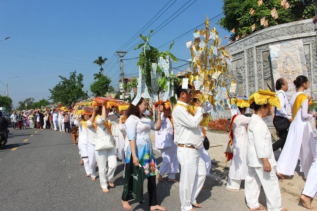 Phật tử các nơi đồng về tham dự