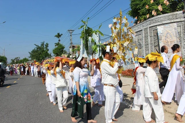 Phật tử các nơi đồng về tham dự