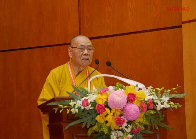 Hòa thượng Thích Thiện Pháp đọc tờ trình danh sách tấn phong giáo phẩm Hòa thượng Thích Thiện Pháp đọc tờ trình danh sách tấn phong giáo phẩm