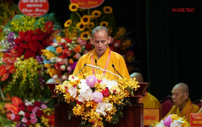 Hòa thượng Thích Thiện Thống tuyên đọc dự trình danh sách suy tôn Hội đồng Chứng minh nhiệm kỳ IX