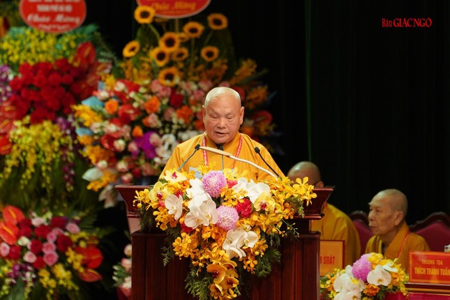 Hòa thượng Thích Thiện Nhơn đọc tờ trình danh sách nhân sự dự kiến suy tôn Hội đồng Chứng minh, suy cử Hội đồng Trị sự khóa IX