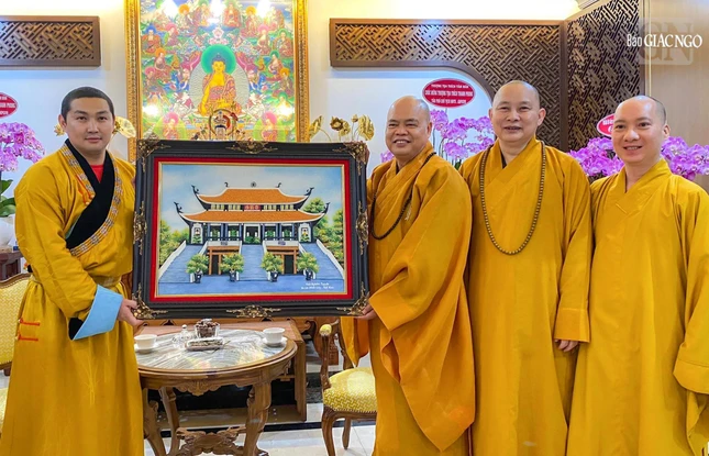Thượng tọa Thích Thanh Phong tặng quà lưu niệm đến ngài Naro Panchen Rinpoche