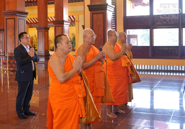 Tụng thời kinh cầu nguyện theo truyền thống Phật giáo Lào